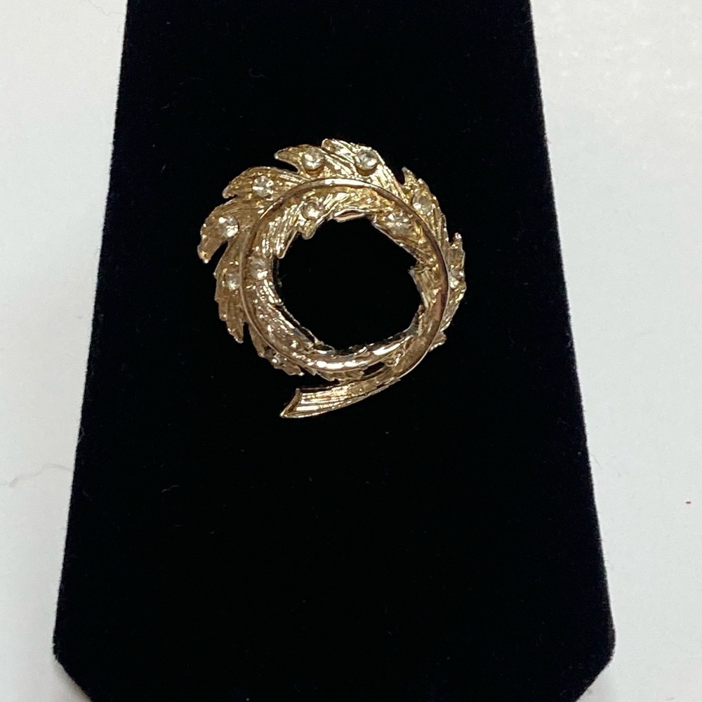 Vintage Rhinestone Wreath Gold Tone Brooch Pin